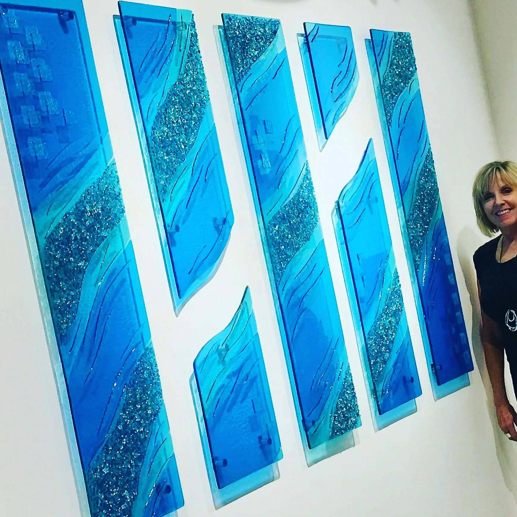 Freestanding glass sculpture with luminous color