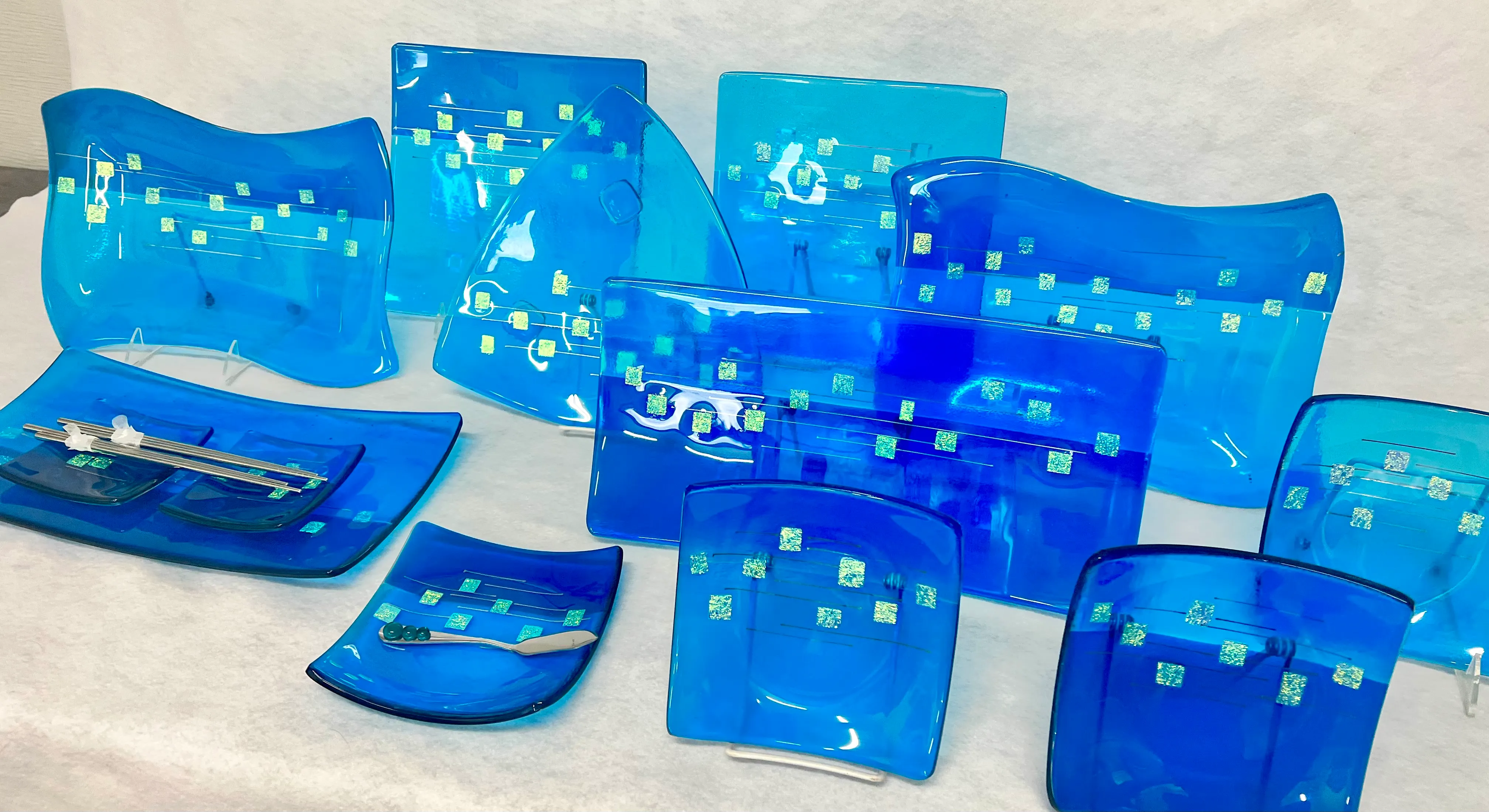 Decorative glass platter with organic pattern