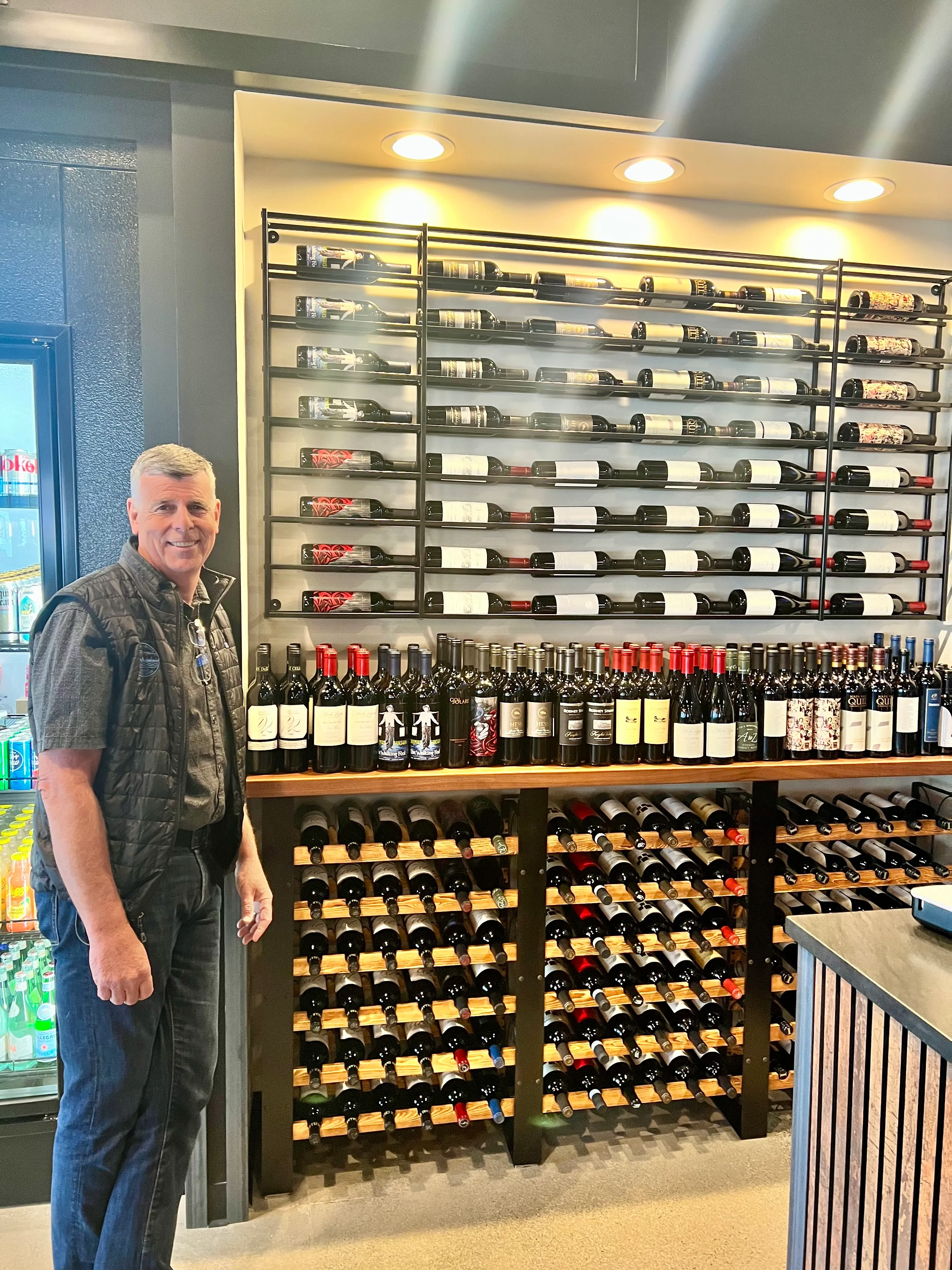 Metal wine rack with decorative elements