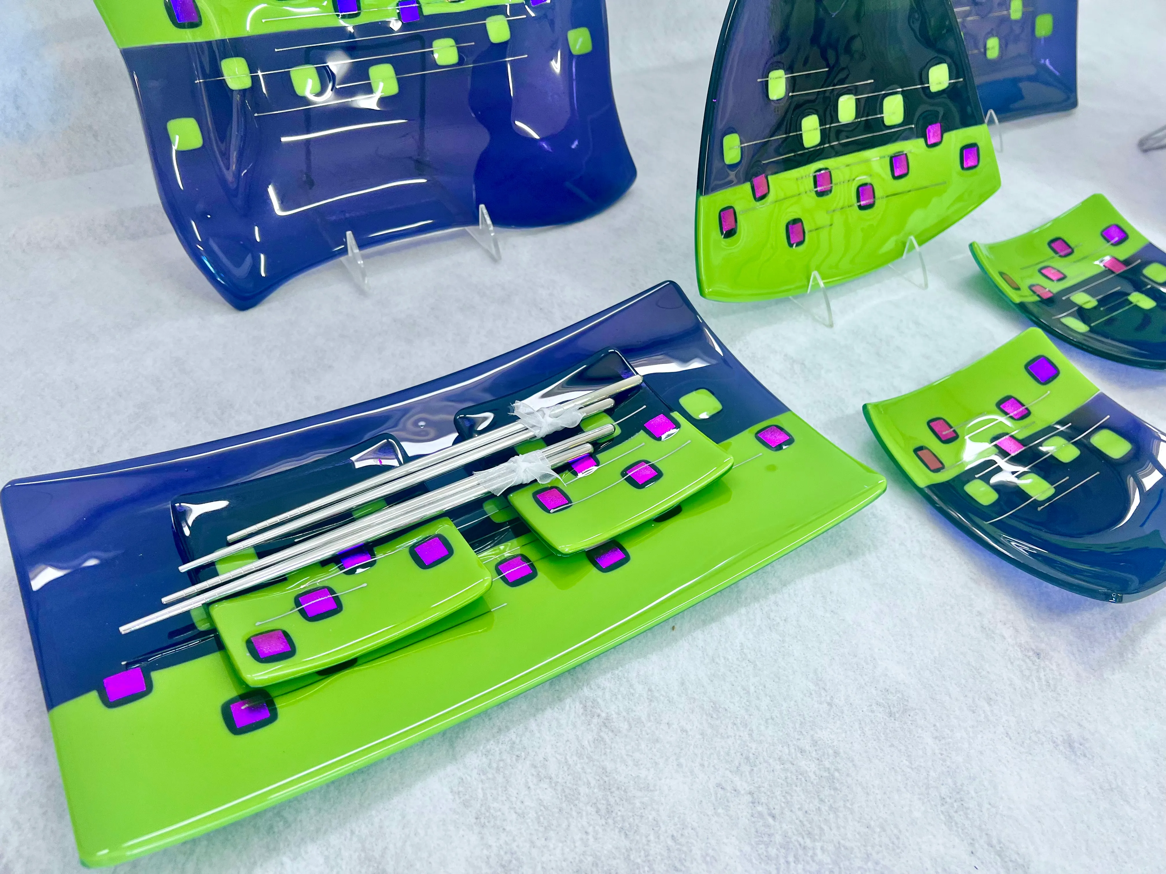 Round glass platter with flowing design